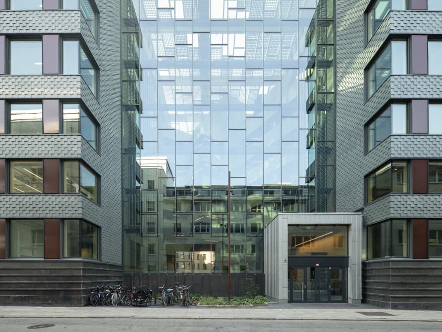 Three previously separate building sections were joined together by a shared inner courtyard to form a new whole (© baraBild) Three previously separate building sections were joined together by a shared inner courtyard to form a new whole (© baraBild)