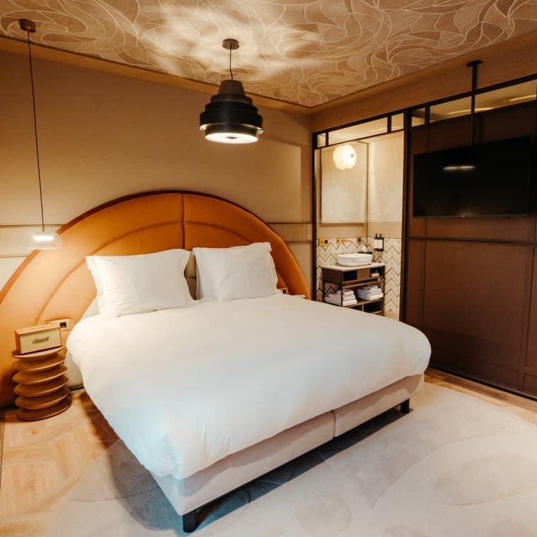 36 stylish hotel rooms in a mid-century modern style (© Nina Slagmolen) 36 stylish hotel rooms in a mid-century modern style (© Nina Slagmolen)