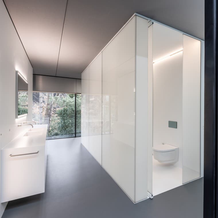 The bathroom was added as a “separate piece of furniture” to the steel and glass structure (© Lucas van der Wee) The bathroom was added as a “separate piece of furniture” to the steel and glass structure (© Lucas van der Wee)