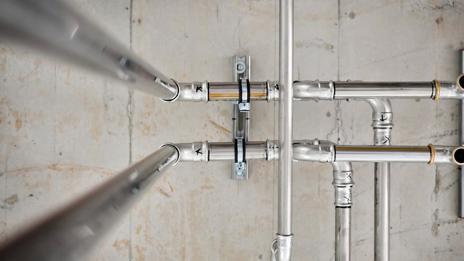 Geberit Mapress Therm was used in the AMF logistics centre for compressed air and heating applications. Geberit Mapress Therm was used in the AMF logistics centre for compressed air and heating applications.