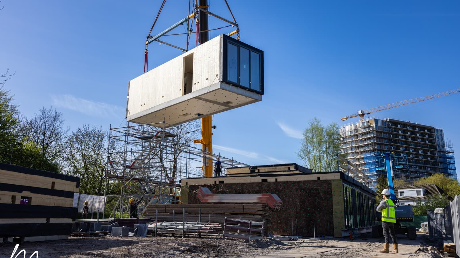 Modular construction also means that projects can be completed more quickly and efficiently (© Moos)