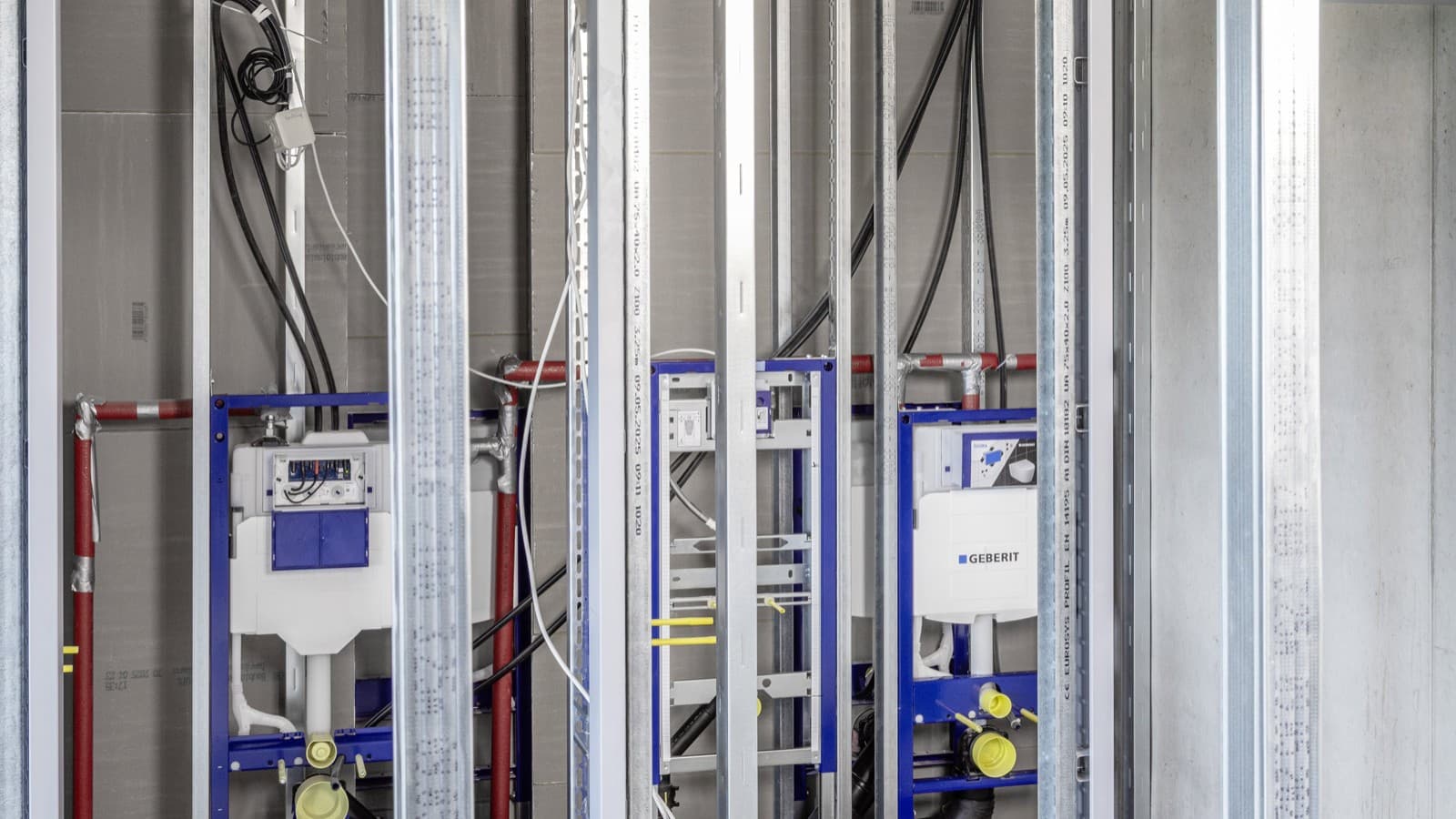 The bathroom facilities in the business centre’s washrooms were installed using Geberit Duofix installation elements The bathroom facilities in the business centre’s washrooms were installed using Geberit Duofix installation elements