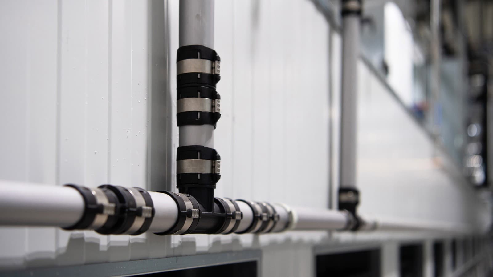 The silver-grey pipes of Geberit FlowFit blend in perfectly with the hall’s colour scheme The silver-grey pipes of Geberit FlowFit blend in perfectly with the hall’s colour scheme