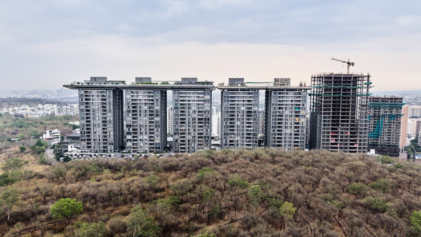 In addition to the five towers that have already been completed, a sixth, slightly taller tower is currently under construction (© Severin Jakob)