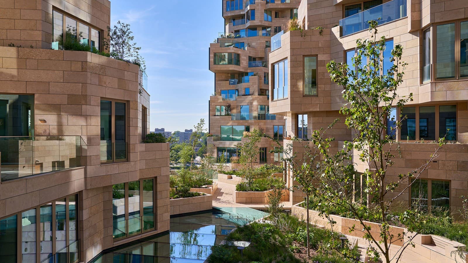 On the upper floors, a nested living landscape opens up (© Marcel Steinbach) On the upper floors, a nested living landscape opens up (© Marcel Steinbach)
