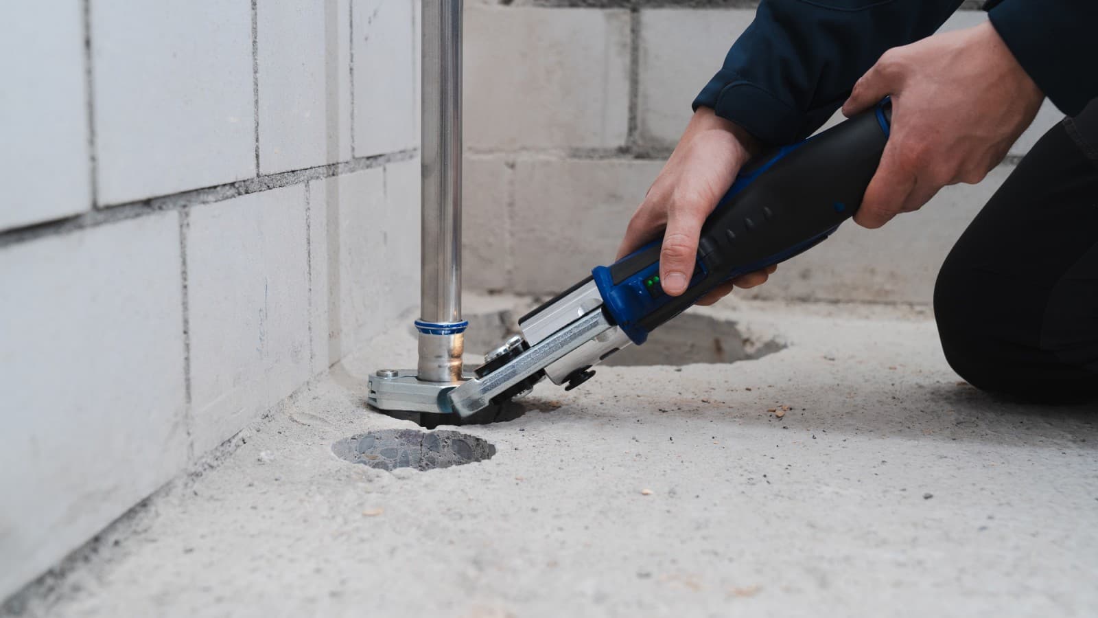 Secure pressing in tight spaces Secure pressing in tight spaces